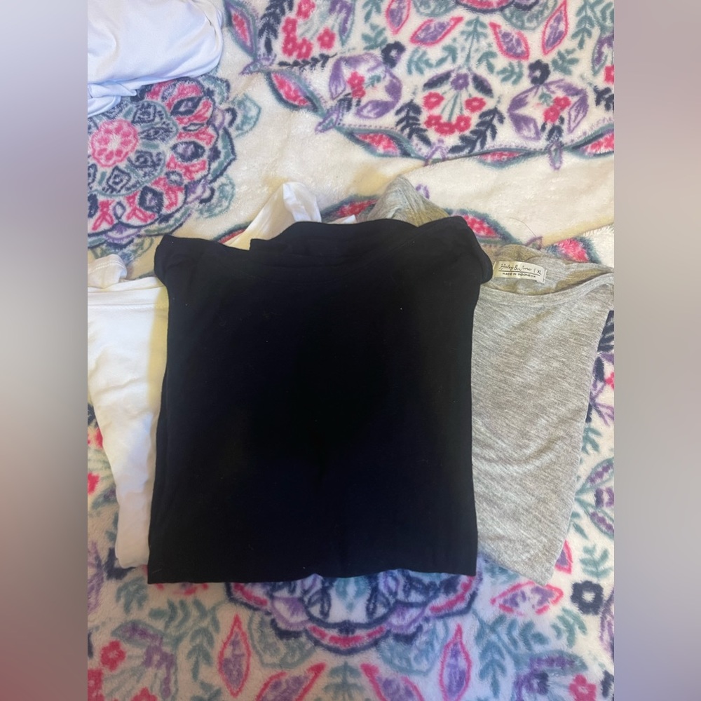 3 pack of the same shirt just different colors